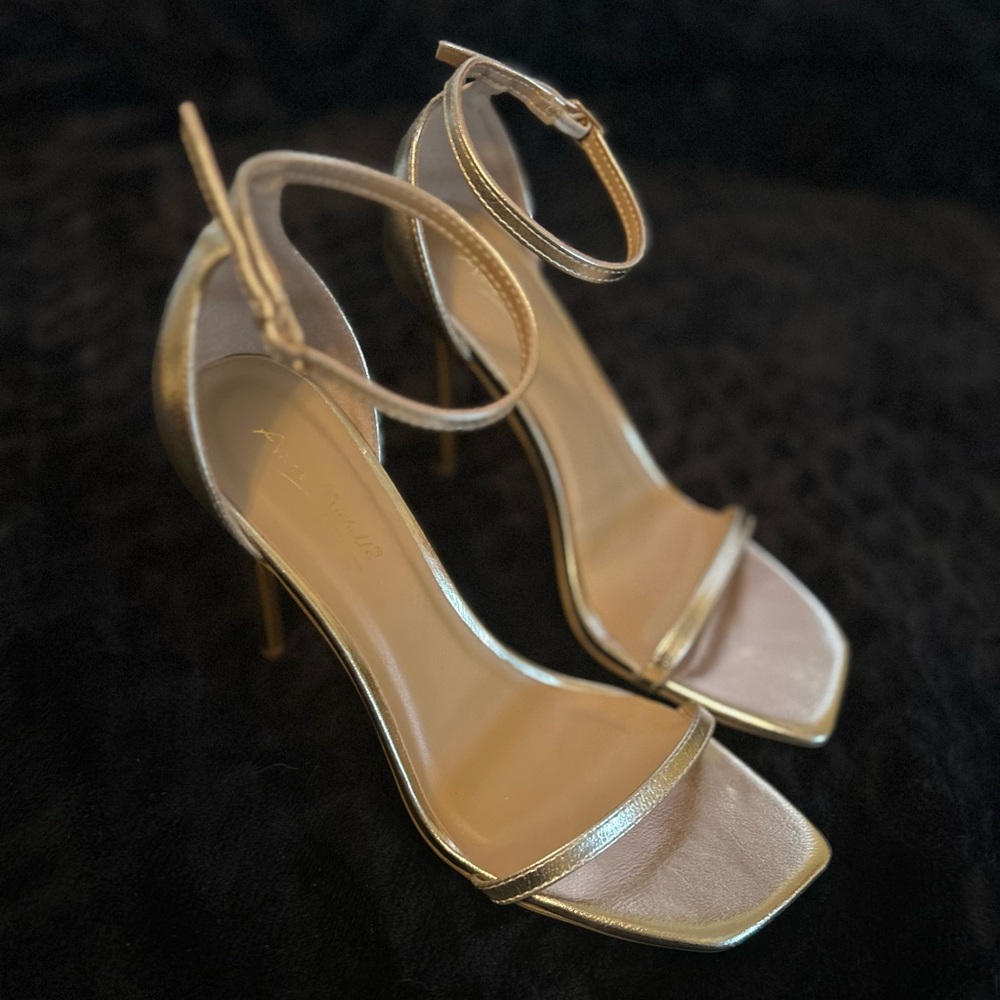 Anne Michelle Gold high heels